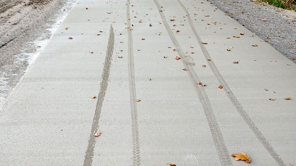 Für diese Spuren im Beton sind die Täter verantwortlich. Foto: Gemeinde Uplengen/Archiv