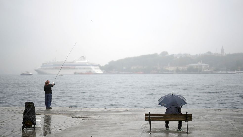 Ein Regentag in Istanbul - angesichts der Wasserprobleme im Land sind darüber viele dankbar. (Archivbild) Foto: Francisco Seco/AP/dpa