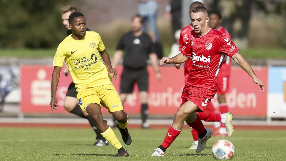 Edward Mwale (links) ist seit dem Sommer bei Germania Leer und träumt von einer Karriere als Fußball-Profi. Foto: Doden/Emden