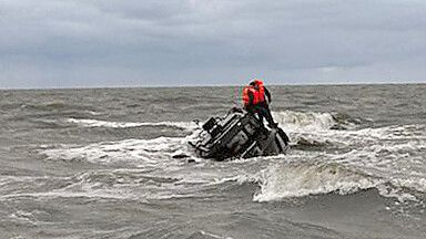 Die Schiffbrüchigen auf der Sandbank. Foto: Die Seenotretter – DGzRS