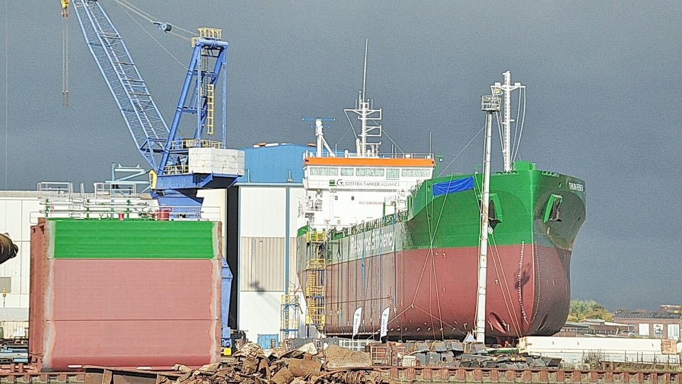 Noch liegt der Tanker auf dem Trockenen. Foto: Bodo Wolters