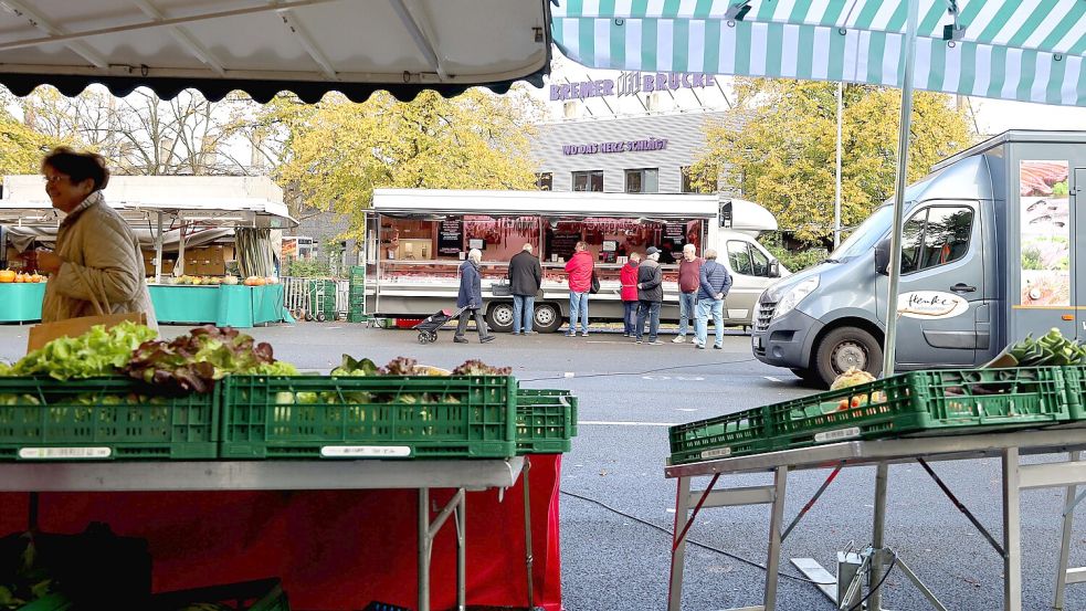 Obst und Gemüse unterm lila-weißen Logo: Der Wochenmarkt im Schinkel residiert mittwochs nun vor der Südtribüne des VfL Osnabrück. Foto: Thomas Wübker