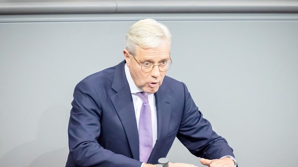 Unionsfraktionsvize Norbert Röttgen (CDU) verteidigt den Vorschlag für ein Zufallsverfahren zur möglichen Auswahl von Wehrdienstleistenden. Foto: Christoph Soeder/dpa