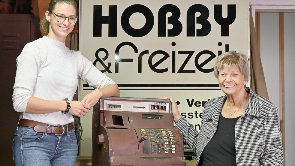 Die Registrierkasse war immer dabei, wenn Inge Sparringa (rechts) die Messe Hobby & Freizeit veranstaltete, zuletzt unterstützt von ihrer Tochter Ilka. Die Technik wurde aus dem Gerät aber ausgebaut, so ist es leichter. Foto: Klaus Ortgies