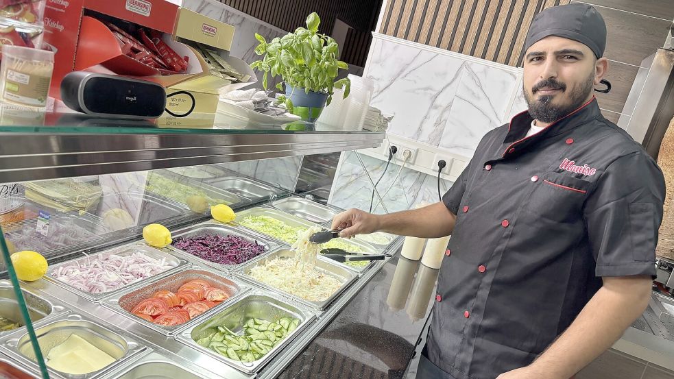 Suliman Almezaki hat schon frische Zutaten bestellt gehabt, deshalb eröffnet er seine Mini-Pizzeria mit Imbiss trotz Vollsperrung. Foto: Dirk Hellmers