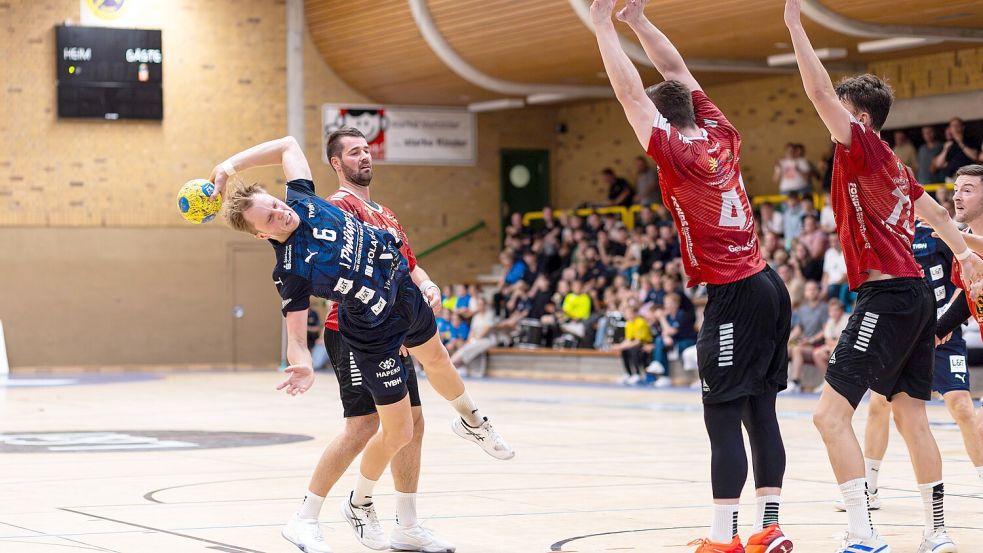 Finden sie die Lücke? Auf die Handballer des TV Bissendorf-Holte um Julian Jenner (hier gegen Anderten am Ball) kommt gegen Drittliga-Spitzenreiter TuS Vinnhorst eine schwierige Heimaufgabe zu. Foto: Stefan Gelhot
