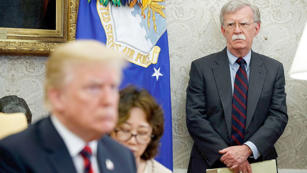 Bolton veröffentlichte 2020 ein Enthüllungsbuch, in dem er ein vernichtendes Bild von Trump zeichnete. (Archivbild) Foto: Evan Vucci/AP/dpa