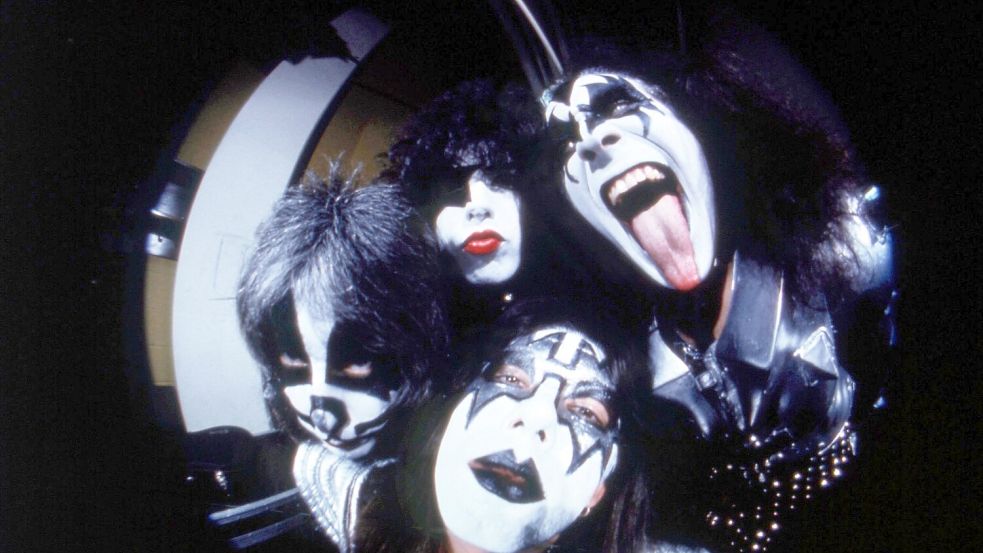 Kiss machte mit wildem Make-up, spektakulären Kostümen und theatralischen Live-Shows Furore. (Archivbild) Foto: Richard Drew/AP/dpa