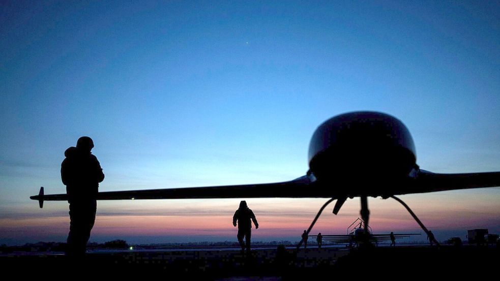 Die Ukraine greift in ihrem Abwehrkampf gegen Moskaus Angriffskrieg immer wieder russische Ziele mit eigenen Drohnen an. (Archivbild) Foto: Evgeniy Maloletka/AP/dpa