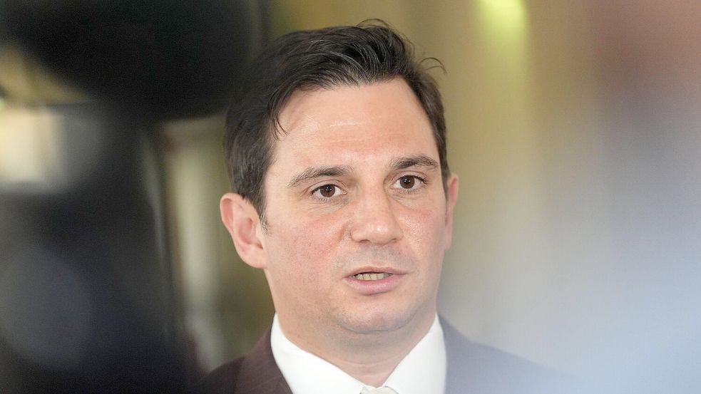 Philip von der Meden, Anwalt von Kindsvater Stephan Hensel, ist zum Ende des 16. Prozesstags den Anwalt von Christina Block angegangen. Foto: dpa/Marcus Brandt