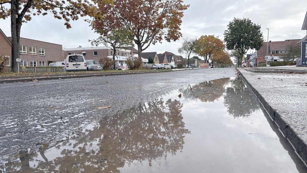 Auf der Hauptstraße haben sich am Donnerstag Pfützen gebildet. Foto: Dirk Hellmers