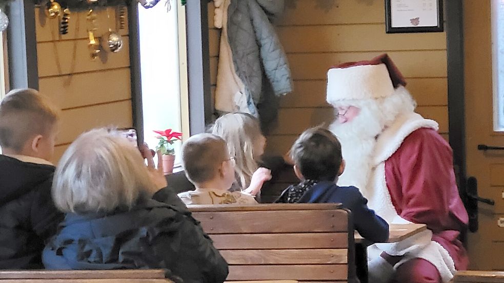 Vor allem die kleinen Fahrgäste freuten sich über den Nikolaus an Bord. Foto: Rebecca Kresse