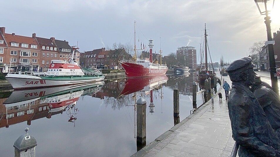 Das Feuerschiff „Amrumbank/Deutsche Bucht“ und der Seenotkreuzer „Georg Breusing“ sind schwimmende Wahrzeichen und ein fester Bestandteil des Emder Delfts. Foto: Melanie Hanz