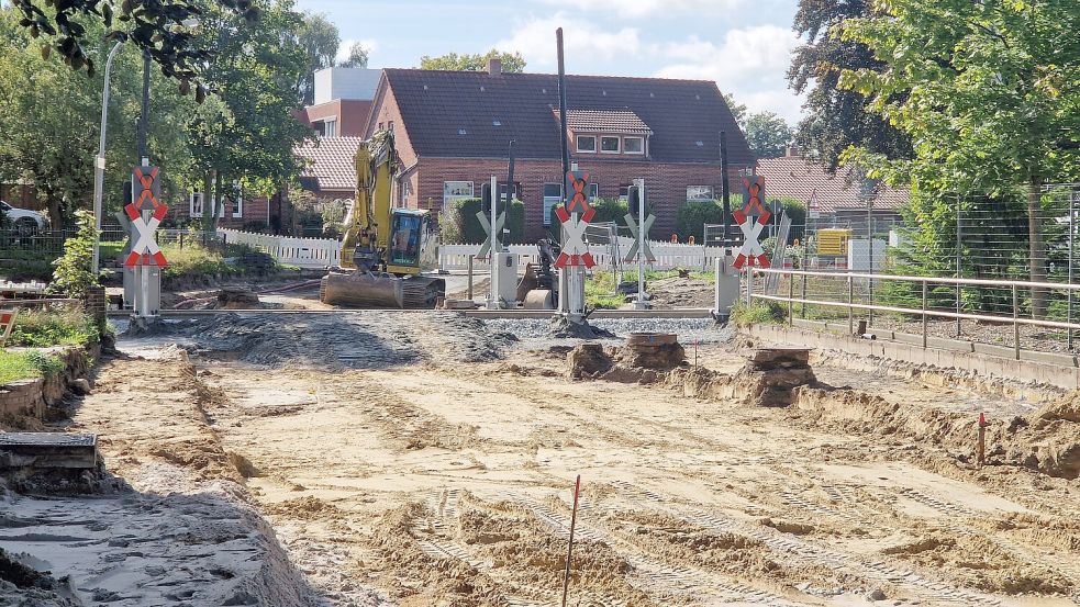Der gesperrte Bahnübergang an der Graf-Edzard-Straße sorgt weiter für Verkehrsbehinderungen in Weener. Foto: Tatjana Gettkowski/Archiv