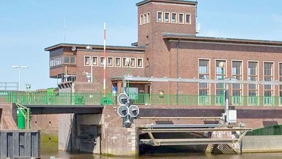 Die Schleuse Harlesiel wird ab November bis Anfang 2027 gesperrt. Schiffsverkehr in den Binnenhafen ist wegen der Erhöhung von Schleuse und Deich nicht möglich. Bild: Theo Kruse