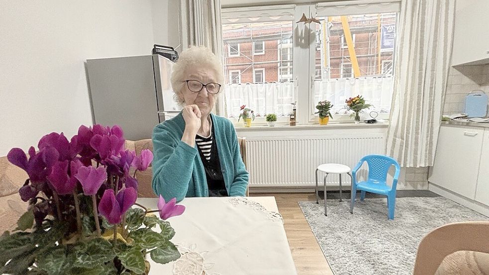 Janette Röhrig hat nach dem Brand in der Emder Altstadt direkt gegenüber der Brandruine eine neue Wohnung gefunden. Von der Küche aus kann sie beobachten, wie der Wiederaufbau voranschreitet. Foto: Stephanie Tomé