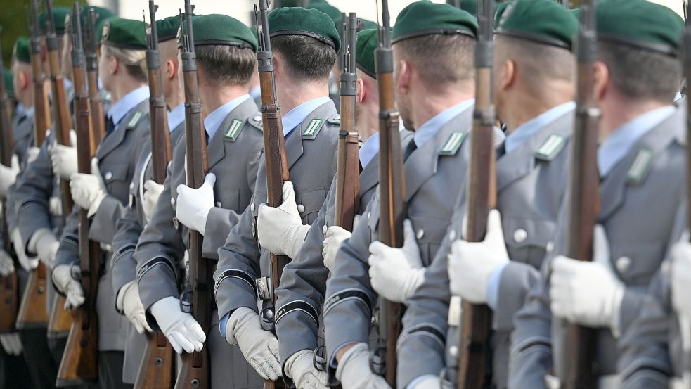 Soldatinnen und Soldaten der Bundeswehr stehen in einer Reihe. Foto: DPA