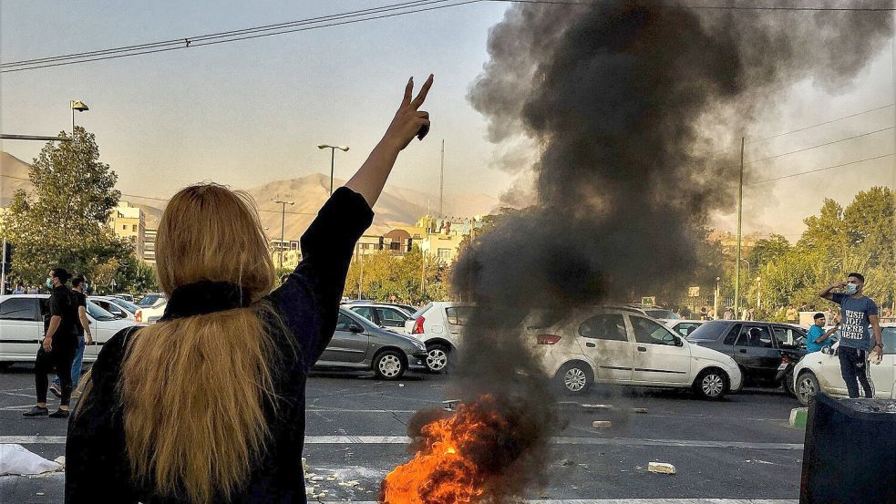 Der Iran will in der Hauptstadt Teheran 80 000 neue Sittenwächter einsetzen, um die Kopftuchpflicht für Frauen konsequenter durchzusetzen. (Archivbild) Foto: Uncredited/AP/dpa