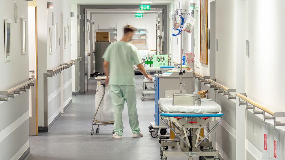 Vielen Krankenhäusern steht finanziell das Wasser bis zum Hals. Nun sollen sie noch 1,8 Milliarden Euro einsparen. Foto: IMAGO/Roland Hartig