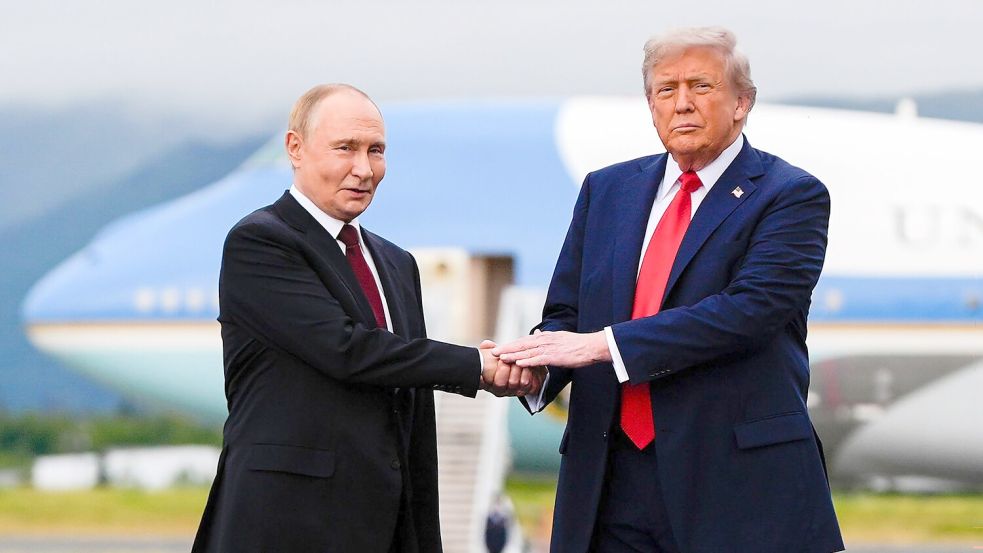 Trump holte Putin im Sommer in Alaska auf die Weltbühne zurück. (Archivbild) Foto: Julia Demaree Nikhinson/AP/dpa