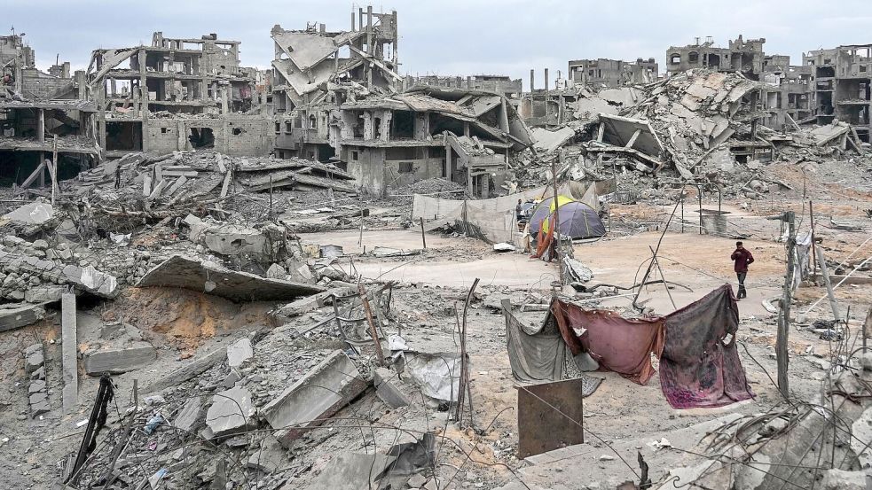 Viele Leichen von Geiseln könnten mutmaßlich unter den Ruinen ausgebombter Gebäude oder in Tunnelschächten verschüttet sein. (Archivbild) Foto: Abdel Kareem Hana/AP/dpa