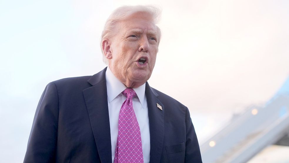Donald Trump verhängte Zölle auf Lastwagen und Busse - und verlängerte zugleich Vergünstigungen für in den USA produzierte Fahrzeuge mit Import-Bauteilen. Foto: Mark Schiefelbein/AP/dpa