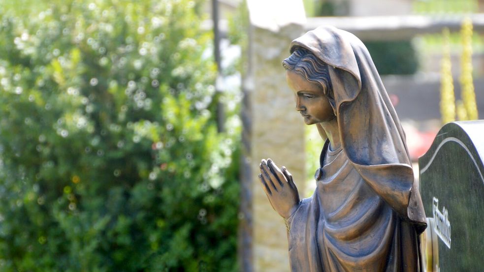 Eine Statue ist auf einem Grab aufgestellt worden. Smybolfoto: Pixabay