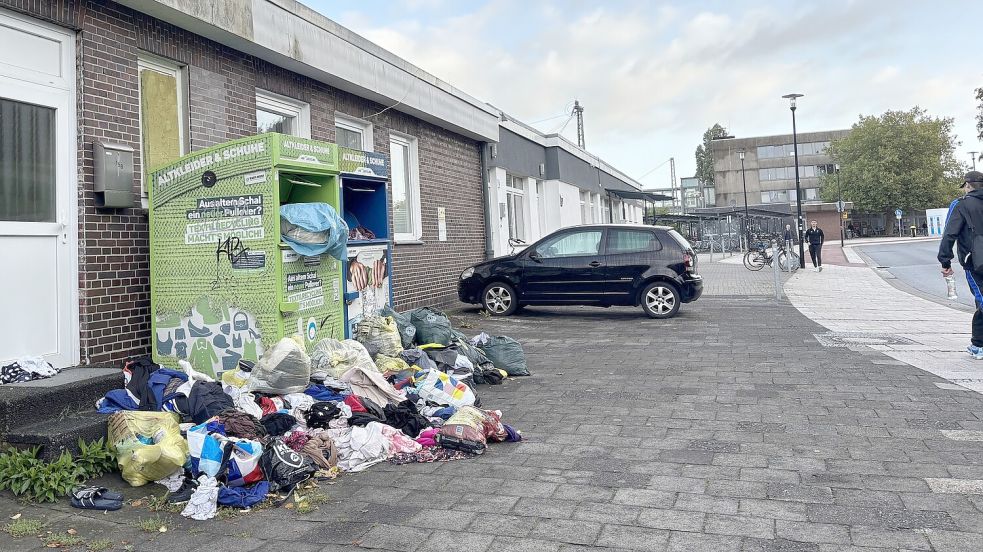 Das war kein schönes Entree für Emden-Besucher, die per Bahn ankommen. Jetzt hat die Stadt Emden aufgeräumt. Foto: Stephanie Schuurman