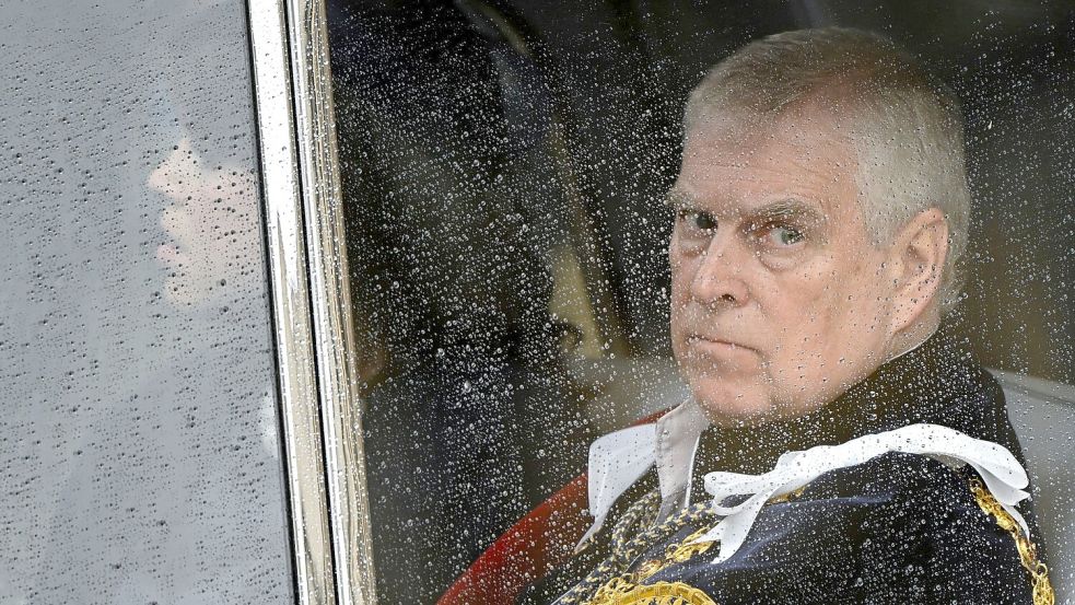 Prinz Andrew legt im Zuge des Epstein-Skandals Titel und Ehrungen ab. (Archivbild) Foto: Toby Melville/Pool Reuters/dpa