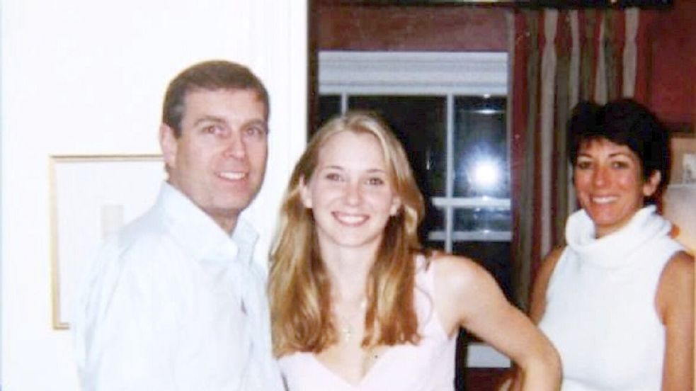 Dieses Foto zeigt Andrew mit Giuffre. (Archivbild) Foto: Us Department Of Justice