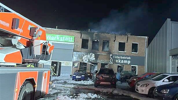 Ein Feuer brach auf einem Firmengelände in Emden aus. Foto: Lotta Groenendaal