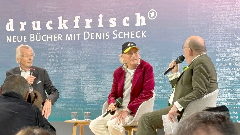 Mit Bernd Eilert (links) war Otto Waalkes auf der Buchmesse zu Gast bei Denis Scheck. Foto: Karin Lüppen