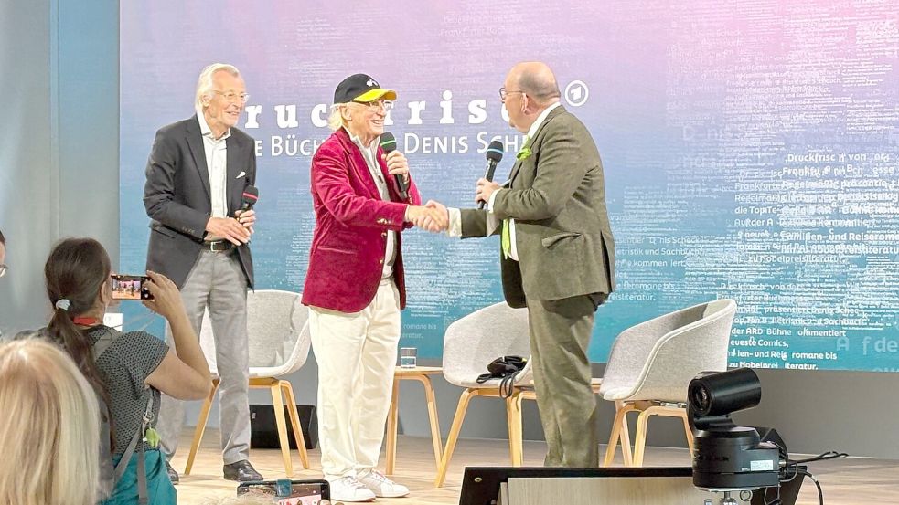 Otto ist jetzt Autor eines Kunstbuches, zusammen mit seinem langjährigen Partner Bernd Eilert. Eine Bemerkung von Literaturkritiker Denis Scheck (rechts) freut ihn. Foto: Karin Lüppen