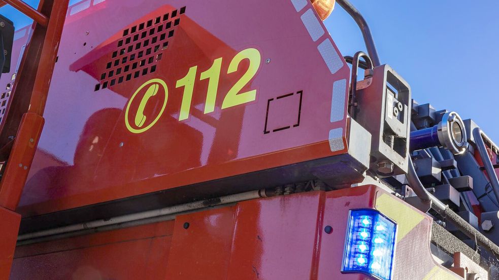 Feuerwehreinsatz in Osnabrück: Eine Frau wurde aus einer verrauchten Wohnung gerettet. Foto: Sebastian Dannenberg