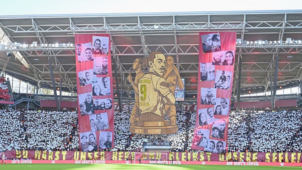 HSV-Kapitän Yussuf Poulsen wird bei RB Leipzig als Rekordspieler verabschiedet. Die Leipziger Fans widmeten dem Dänen eine große Choreografie. Foto: Jennifer Brückner