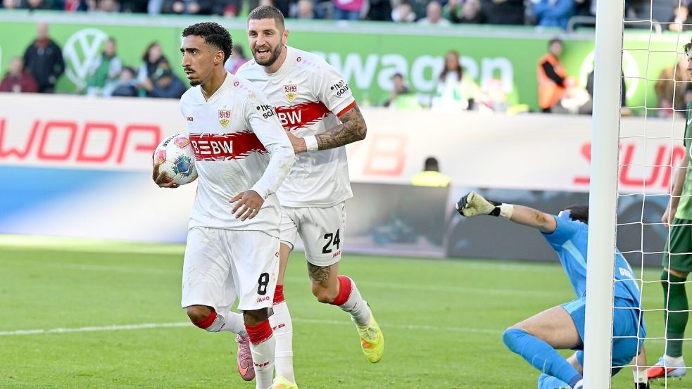 Kein Jubel nach dem Tor aus Respekt vor seinem Ex-Club: Stuttgarts Tiago Tomas (l) nach dem 1:0 gegen den VfL Wolfsburg Foto: Swen Pförtner