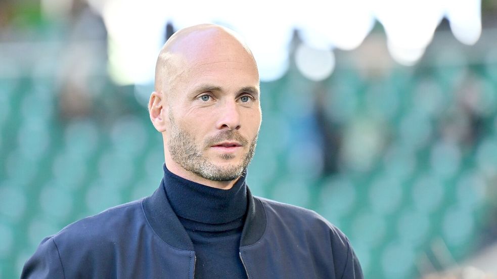 Muss sich nach der vierten Niederlage nacheinander Gedanken machen: Wolfsburgs Trainer Paul Simonis Foto: Swen Pförtner