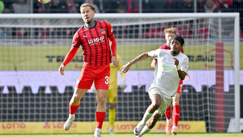 Niklas Dorsch und Heidenheim holen einen Punkt gegen Bremen. Foto: Jan-Philipp Strobel