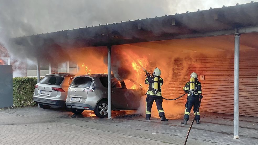 Zwei Autos sind am Samstagmorgen in Brand geraten. Die Feuerwehr war im Einsatz. Foto: Feuerwehr Aurich