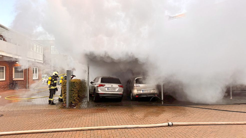 Es bildete sich eine große Rauchwolke. Foto: Feuerwehr Aurich