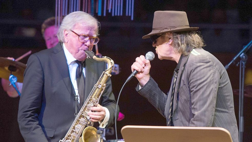 Saxophonist Klaus Doldinger machte auch mit Udo Lindenberg Musik - hier 2016 in Düsseldorf. (Archivbild) Foto: Bernd Thissen