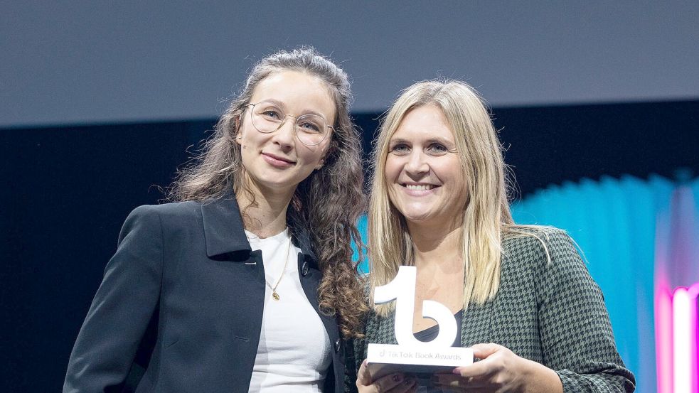 Autorin Lilly Lucas (rechts) ist „Autor*in des Jahres“. Foto: Hannes P Albert