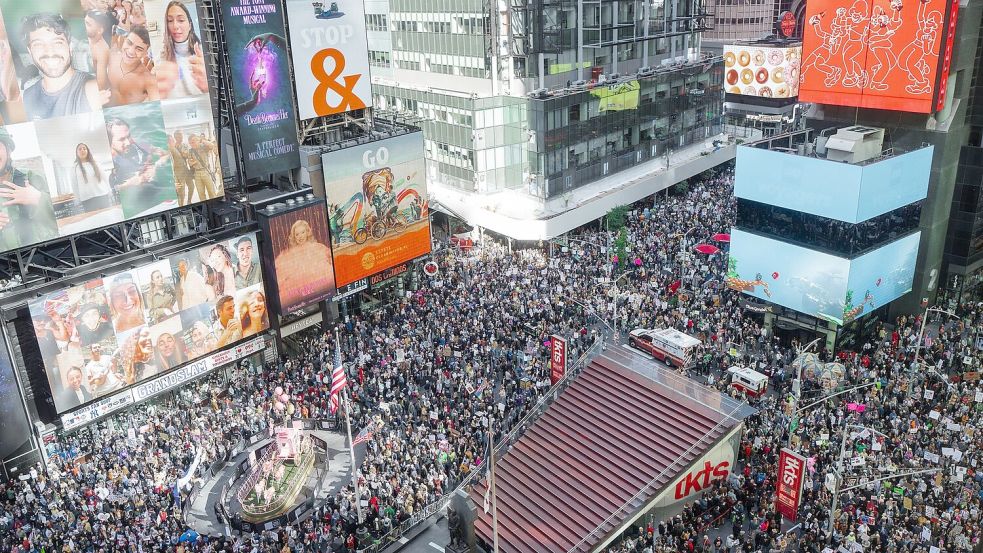 Tausende Demonstranten füllten den Times Square in New York. Foto: Olga Fedorova/AP/dpa