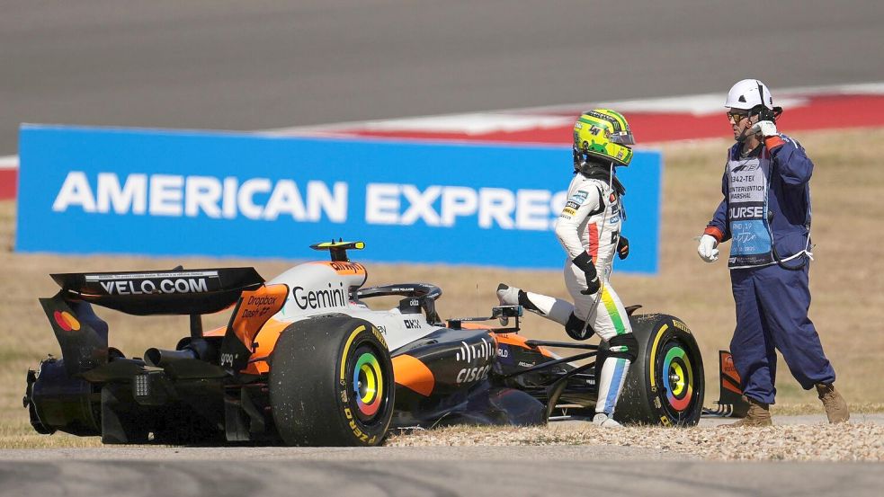 Das sollte auf keinen Fall passieren: Ein Unfall mit Teamkollege Oscar Piastri beendet das Sprintrennen früh für Lando Norris. Foto: Eric Gay/AP/dpa