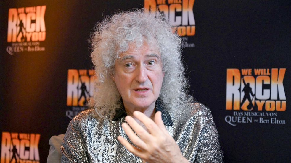 May ist 78 Jahre alt und kam bei der Musicalpremiere von „We Will Rock You“ überraschend auf die Bühne. Foto: Bernd Weißbrod