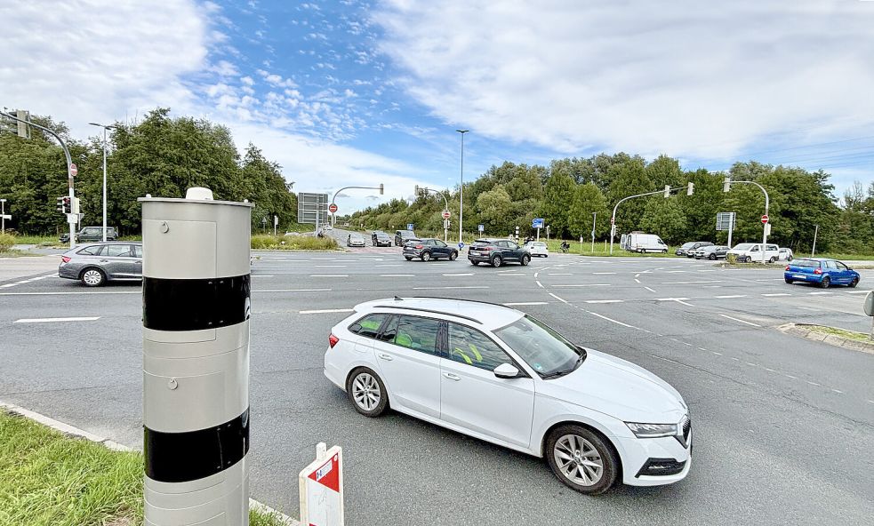 Der neue Blitzer an der VW-Kreuzung misst nicht nur die Geschwindigkeit der Fahrzeuge. Die Anlage löst auch aus, wenn jemand bei Rot über die Kreuzung fährt. Foto: Klaus Ortgies/Archiv