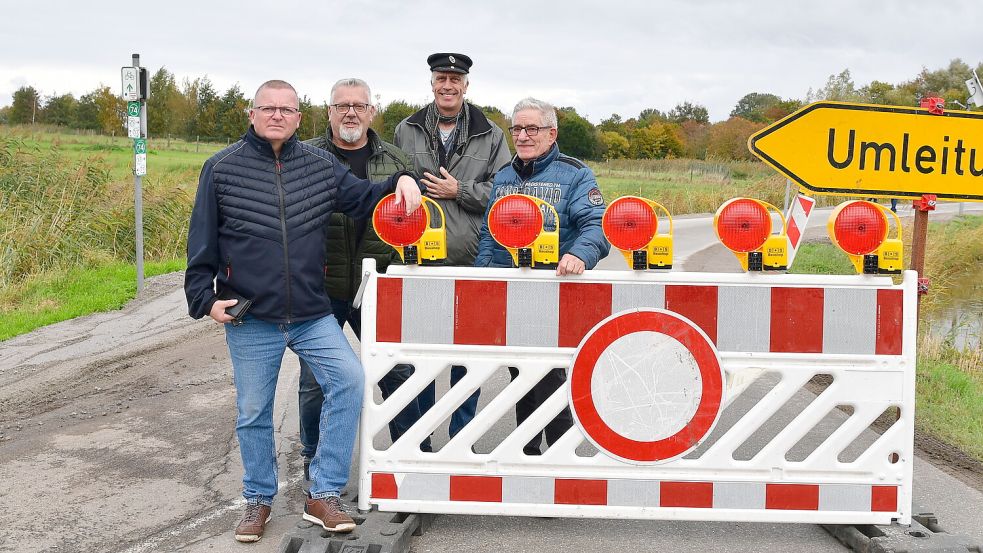 Ärgern sich über einige ignorante Autofahrer in Canum: Sieger Goldenstein, Gerhard Ullmann, Feike van Ellen und Hartmut Egden (von links) vor dem abgesperrten Eilsweg. Fotos: Heinz Wagenaar