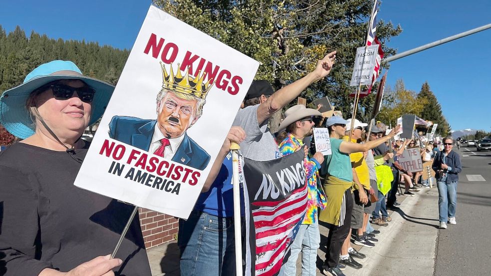 Auch in Truckee in Kalifornien gab es unter dem Motto „No Kings“ Proteste gegen Präsident Trumps Politik. Foto: Barbara Munker/dpa