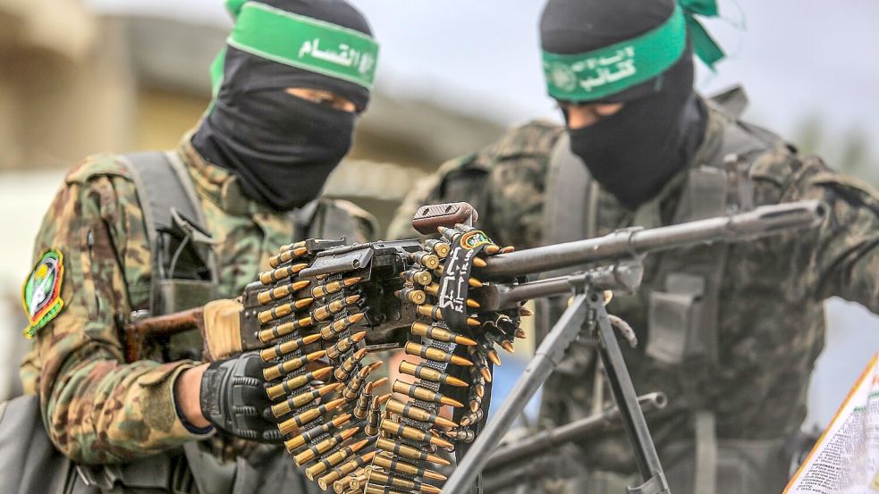 Vermummte Kämpfer der Kassam-Brigaden, des militärischen Flügels der islamistischen Terrororganisation Hamas. (Archivbild) Foto: Abed Rahim Khatib/dpa