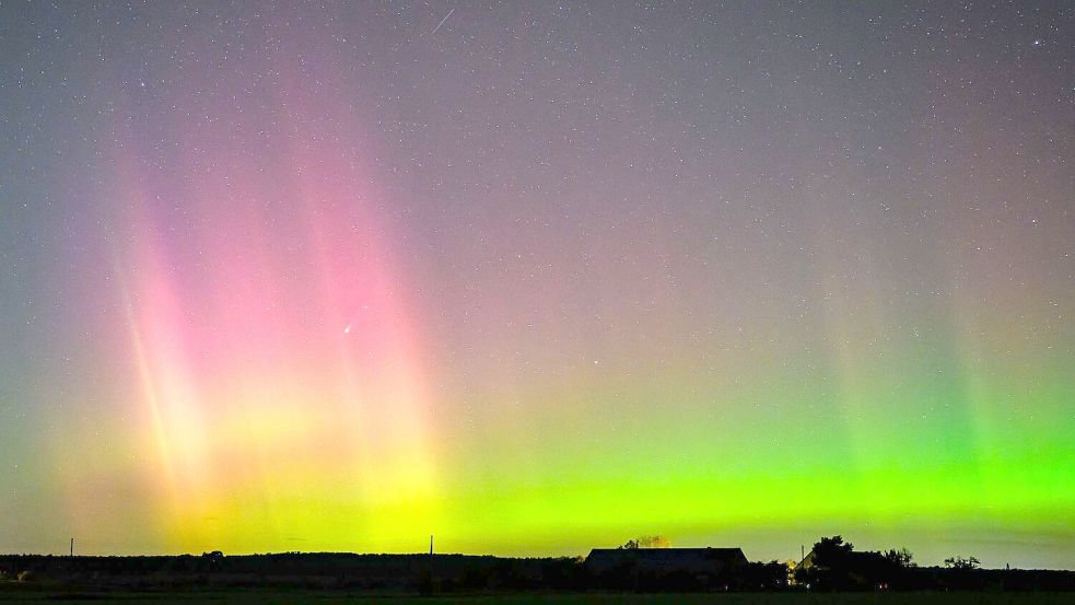 Polarlicht und Komet leuchten am Nachthimmel. Foto: Patrick Pleul